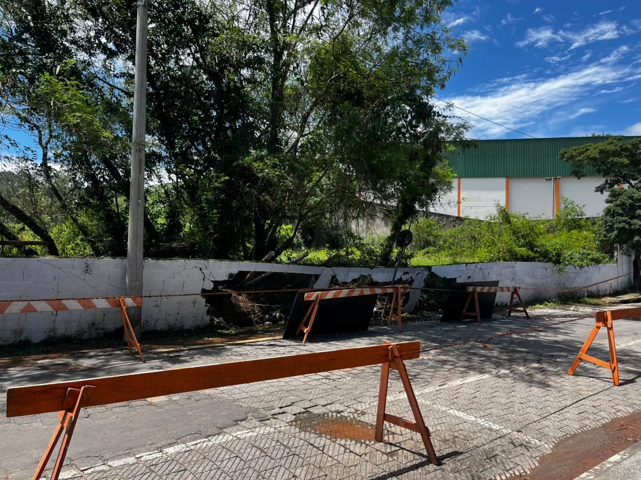VÍDEO: chuva rompe muro próximo à rodoviária de Arujá