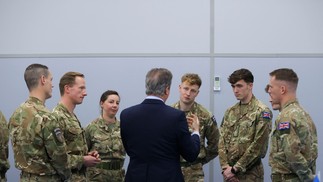 David Cameron, secretário de Relações Exteriores do Reino Unido, conversa com soldados da Otan — Foto: Valdrin Xhemaj/Reuters