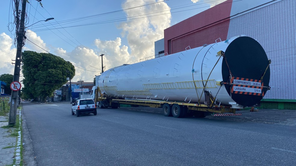 Carreta ficou presa na avenida Tabajaras, na ter&ccedil;a-feira (20) &mdash; Foto: Ant&ocirc;nio Vieira/TV Cabo Branco