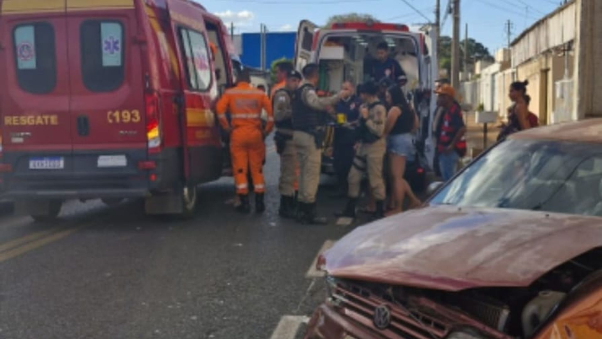 Duas crianças são lançadas de carro após batida com ambulância do Samu em Araguari