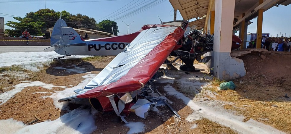 Avio atinge van e moto antes de cair e deixa dois feridos na Zona Sul de Teresina — Foto: Divulgao/PRF