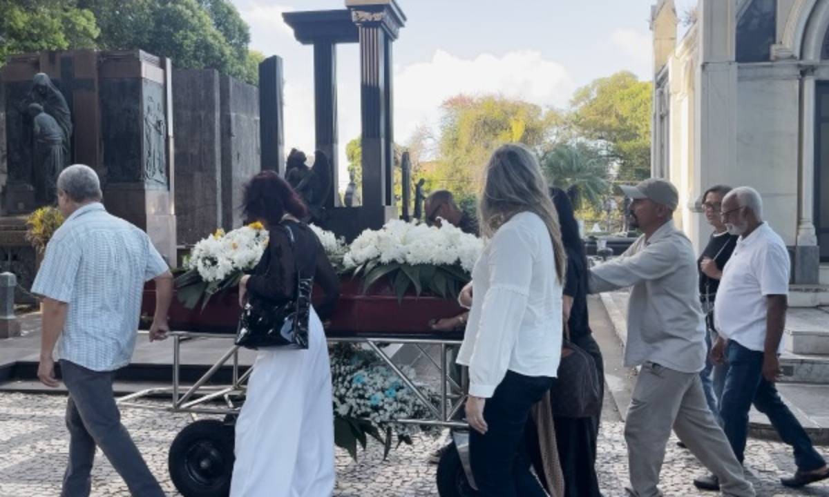 Artista plástico César Romero é sepultado em Salvador