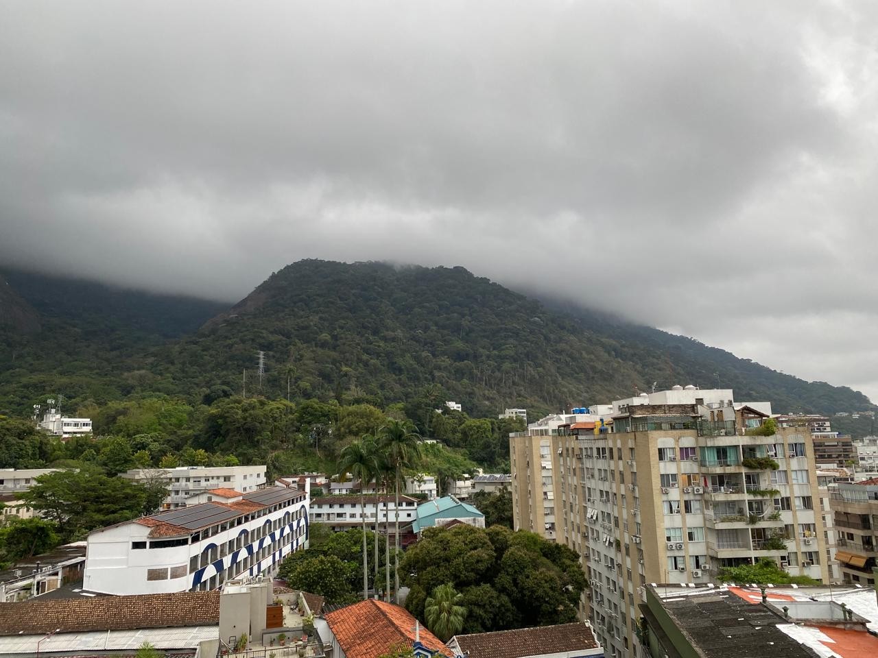 Após recorde de calor, frente fria derruba temperaturas nos próximos dias no Rio; há chance de chuva