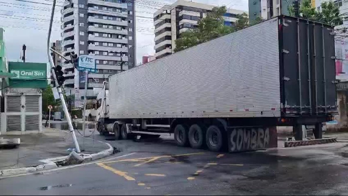 Caminhão arrasta fiação e quase derruba semáforo na Pajuçara, em Maceió