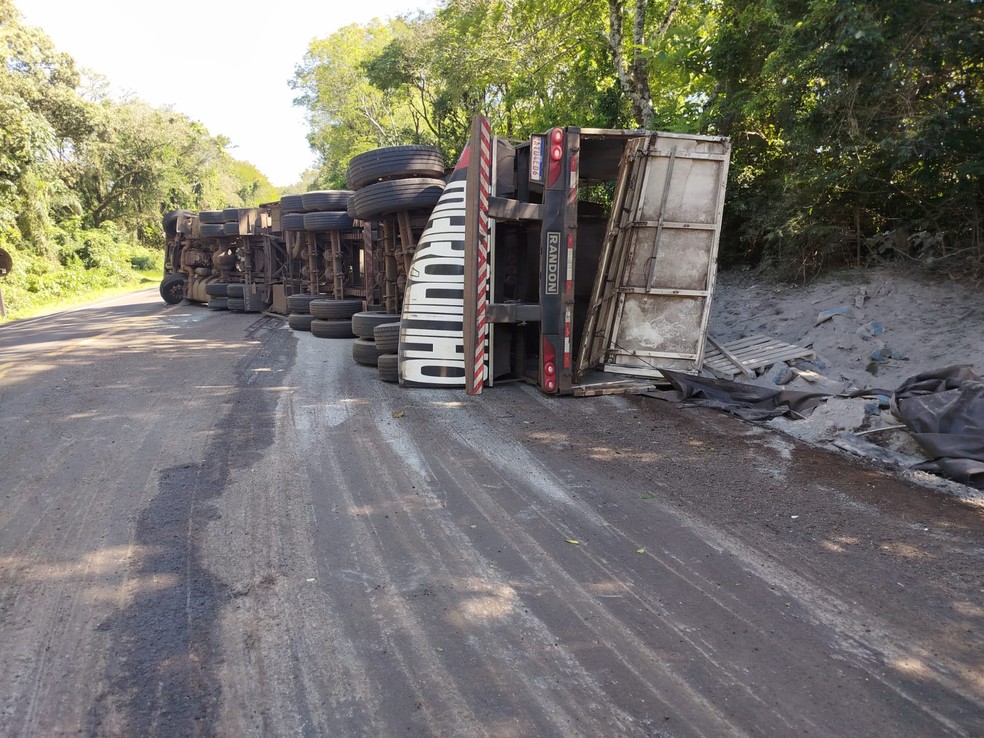 Acidente aconteceu na BR-277 — Foto: Polícia Rodoviária Federal