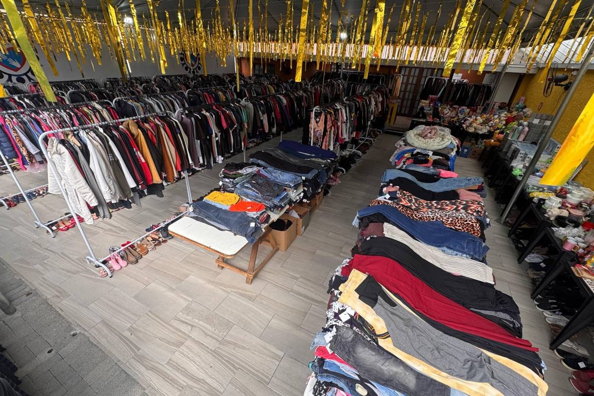 Bazar solidário em Curitiba tem peças de roupas com preços a partir de ...