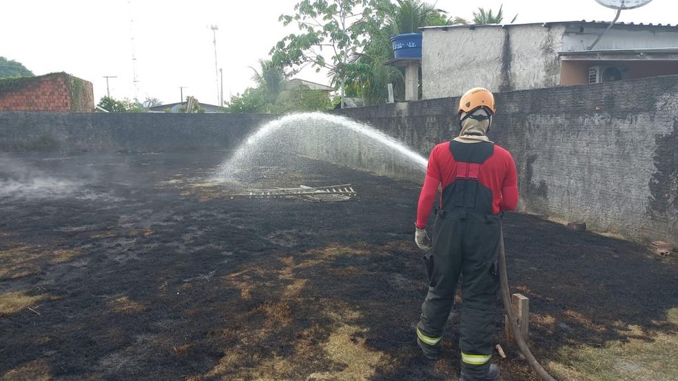 Em Rio Preto da Eva,  o homem ateou fogo em um terreno, produzindo bastante fuma&ccedil;a e causando risco &agrave; sa&uacute;de dos vizinhos. &mdash; Foto: Divulga&ccedil;&atilde;o/PMAM