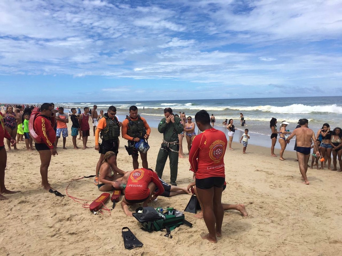 Casal De Turistas é Resgatado Pelos Bombeiros Após Quase Se Afogar Na Praia Do Futuro Em 5721