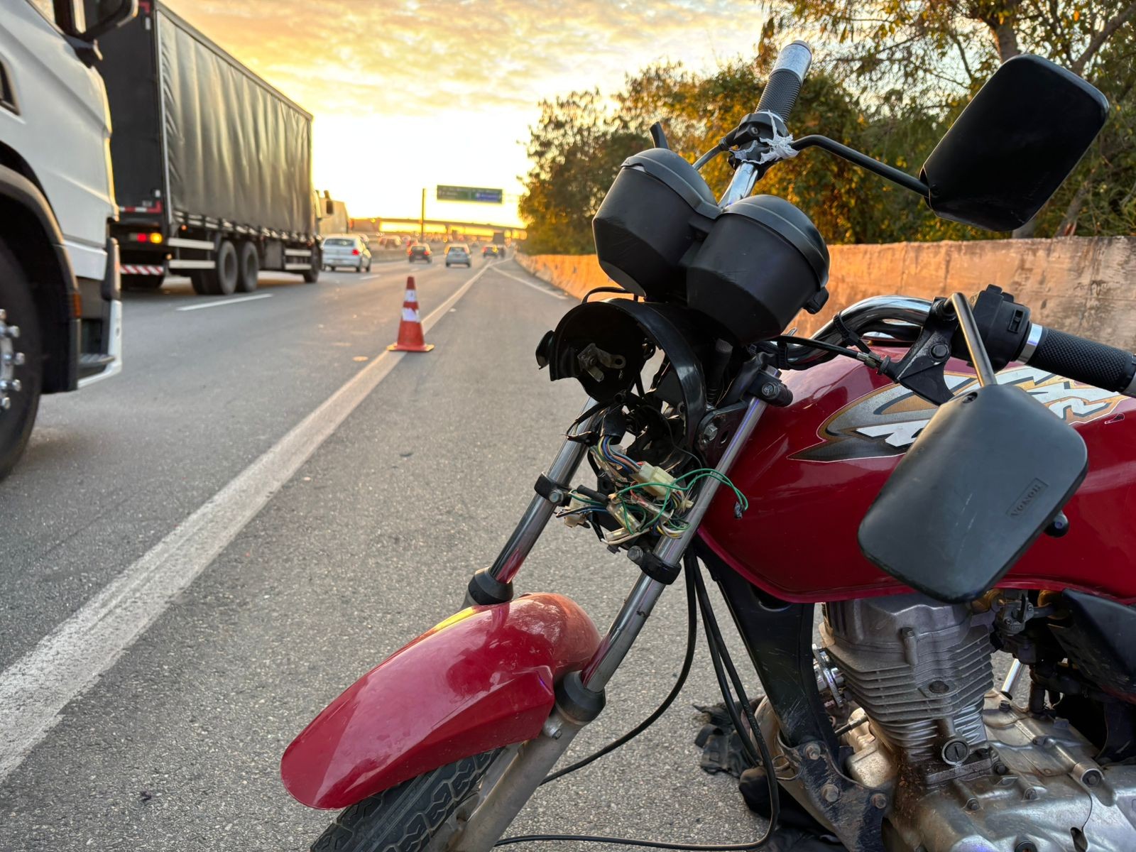 Acidente entre caminhão, carro e moto deixa duas pessoas gravemente feridas na Dom Pedro