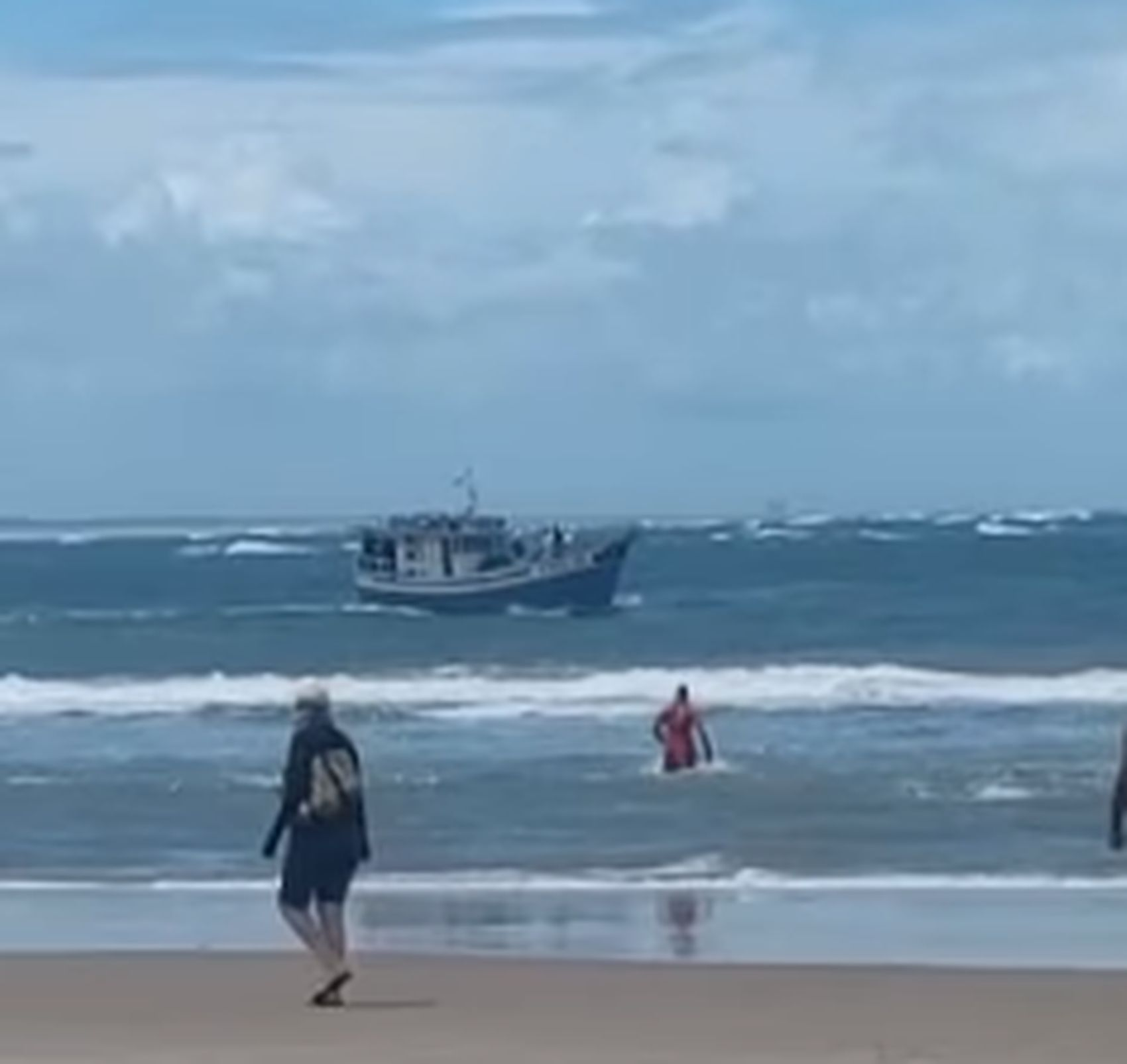 Jovem desaparece e outro é resgatado com vida ao tomar banho em praia de Aracaju