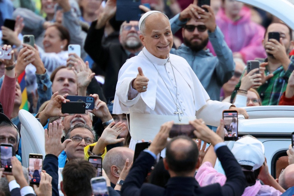 Papa Le�o XIV faz sinal de joinha ao chegar de papam�vel para realizar sua primeira audi�ncia geral na Pra�a de S�o Pedro desde a cirurgia para tratar o c�ncer, no Vaticano, em 21 de outubro de 2026. � Foto: REUTERS/Yara Nardi