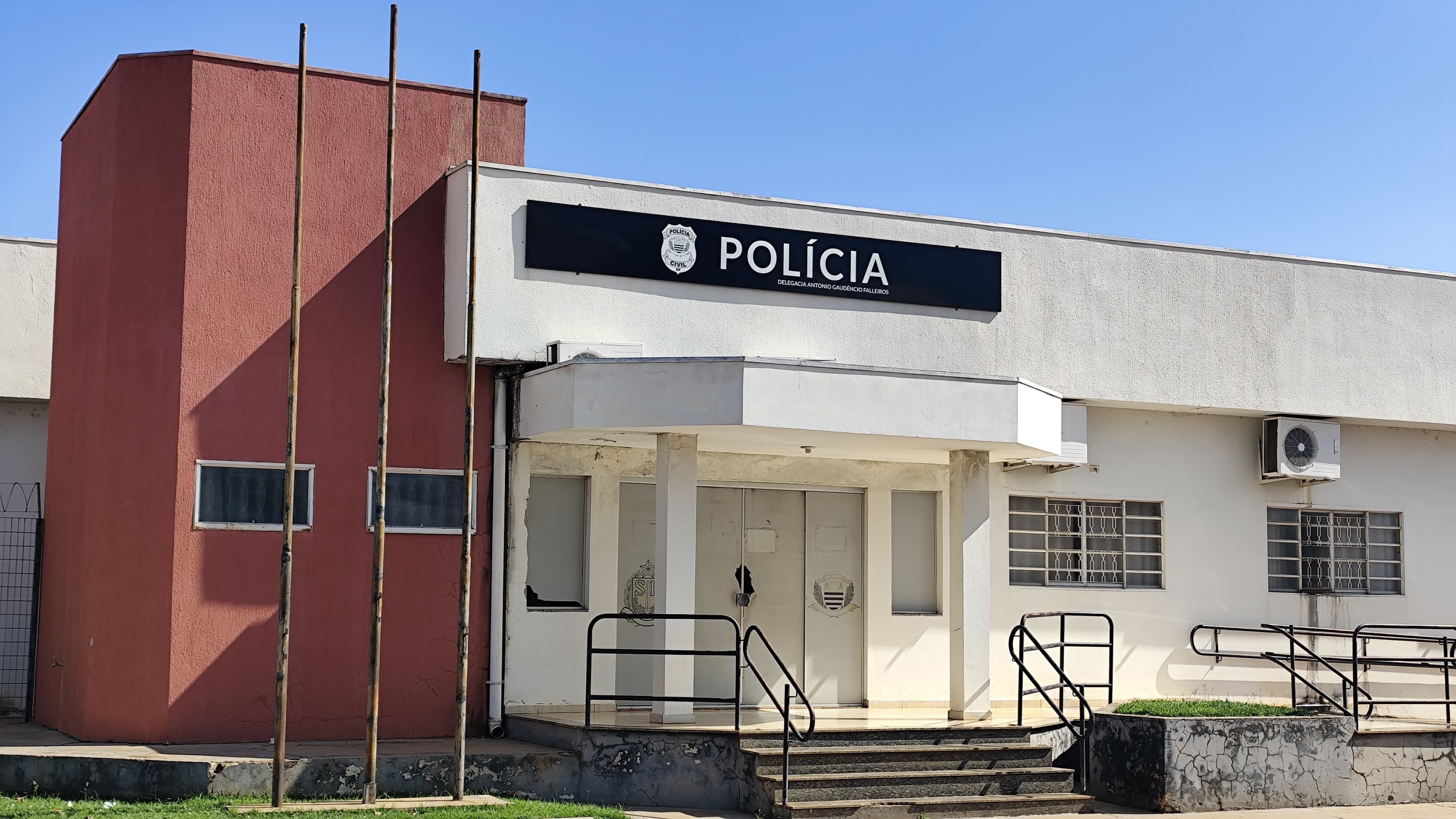 Foragido da Justiça armado atravessa cerca de arame farpado para fugir, é baleado pela polícia e morre