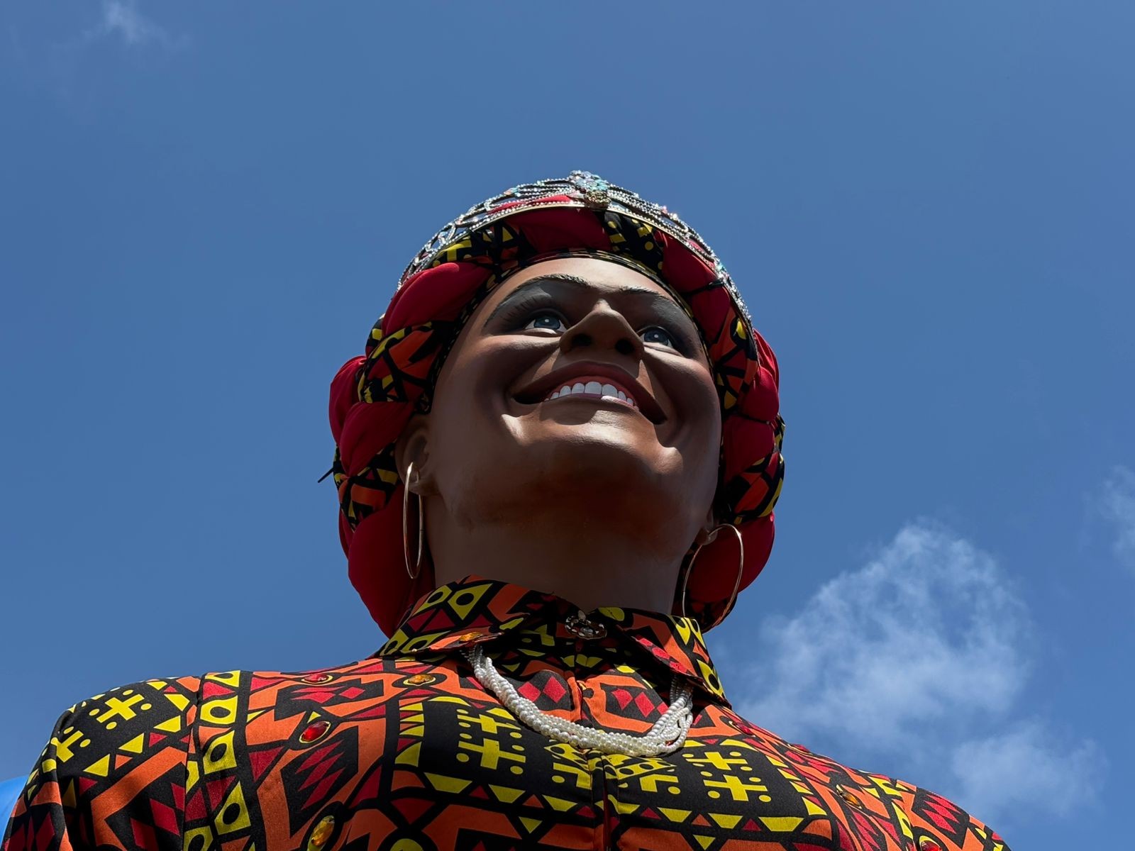 'Princesa dos canaviais': lenda do século 17 ganha vida no Galo da Madrugada com boneca gigante