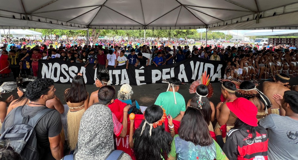 Indígenas reunidos no Centro Civico manifestando contra o Marco Temporal — Foto: Caíque Rodrigues/g1 RR