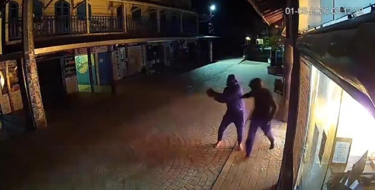 Veja momento em que suspeitos incendeiam totens da nova taxa de turismo em Angra dos Reis