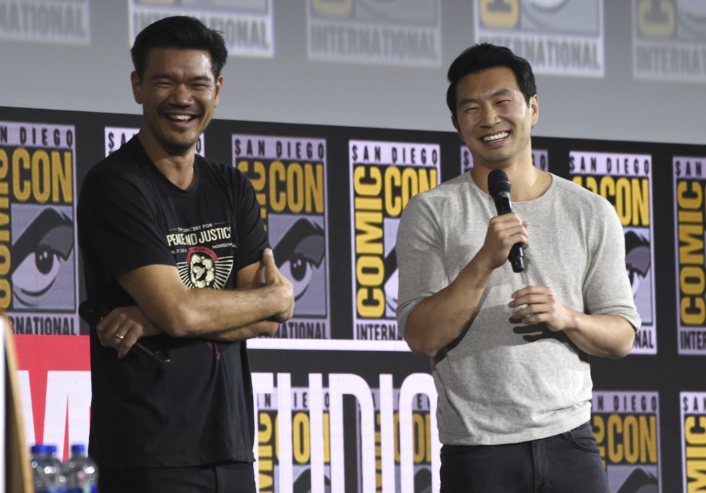 Destin Daniel Cretton participa de painel da Marvel na Comic-Con de San Diego, em 2019, ao lado de Simu Liu — Foto: Chris Pizzello/AP