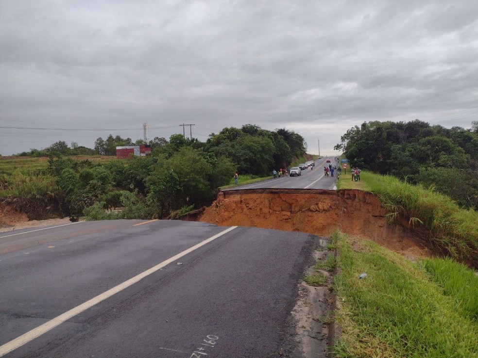 Chuva forte abre cratera em rodovia de Sergipe e deixa uma pessoa