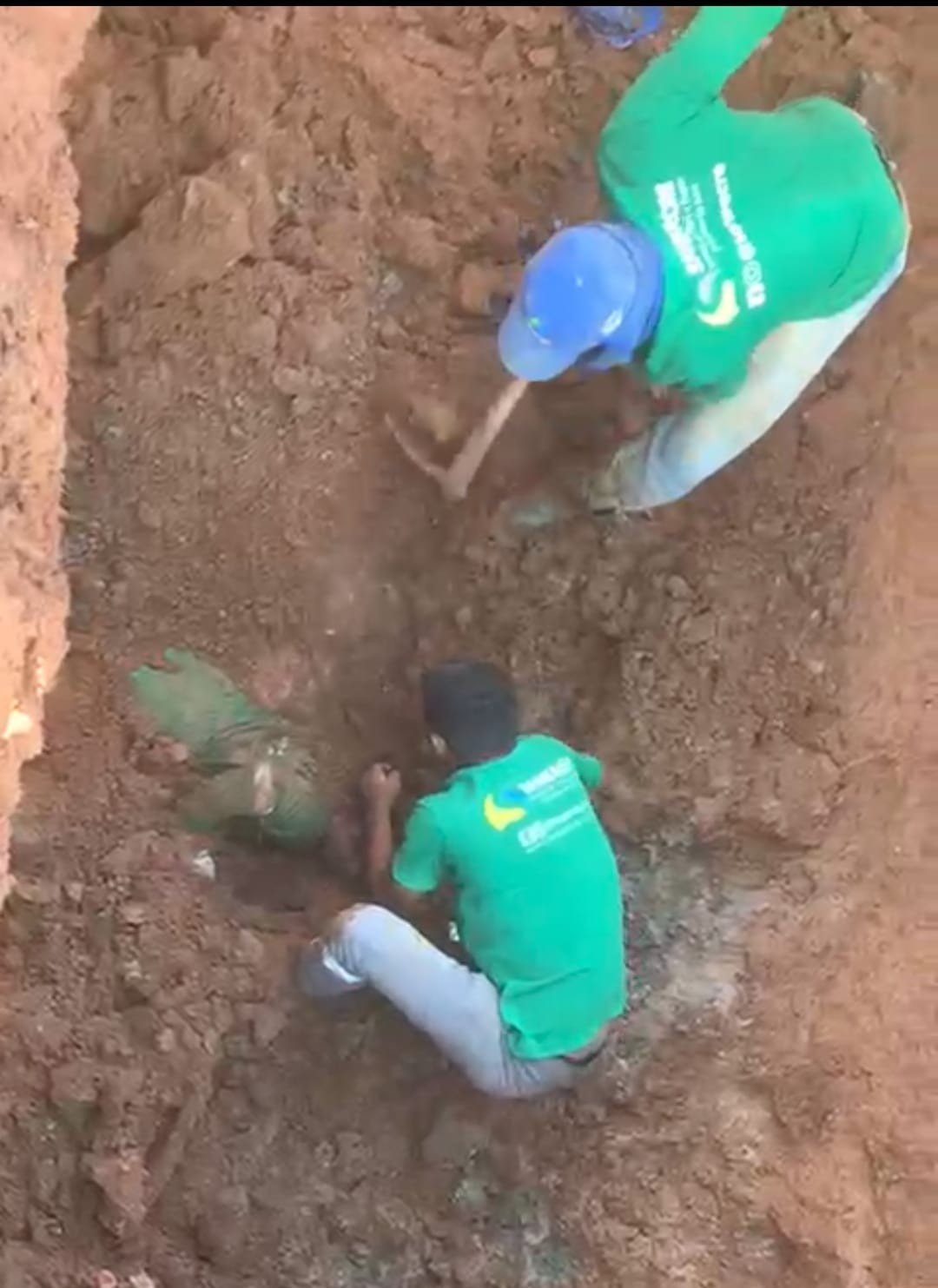 Encanador é resgatado por colegas ao ser soterrado durante manutenção de rede de água no Acre: 'desesperador'