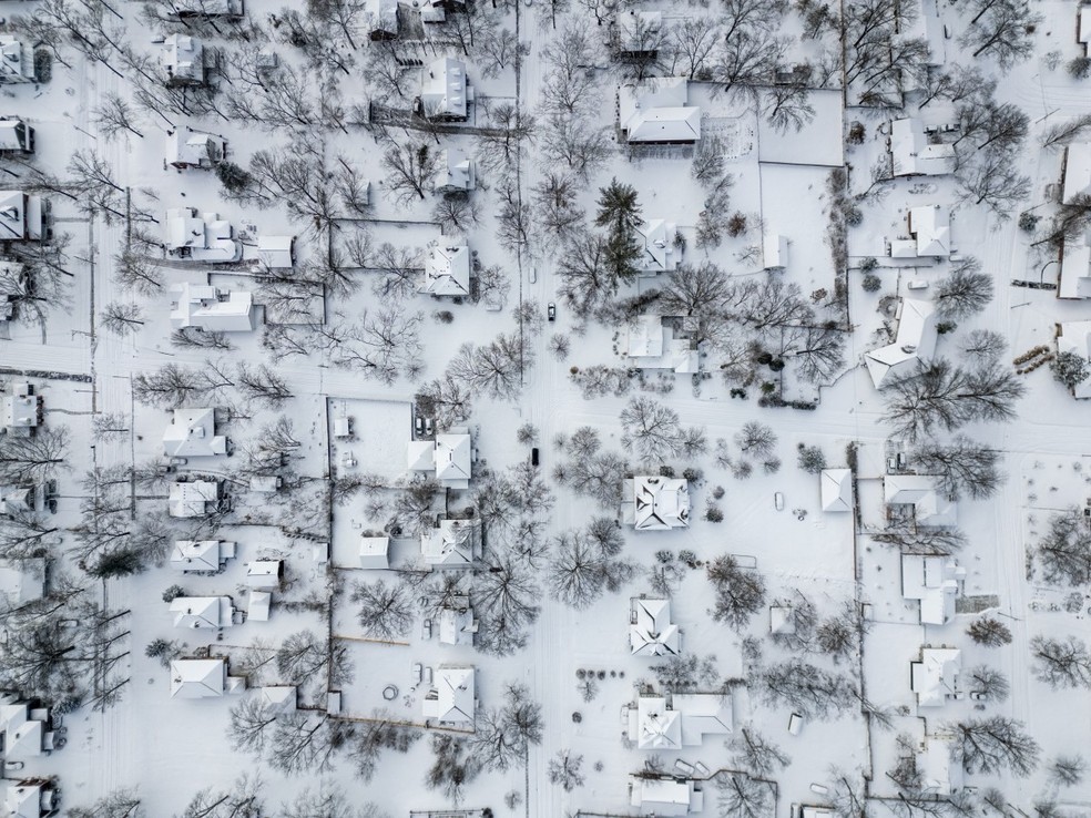 Uma foto aérea mostra vários centímetros de neve cobrindo um bairro residencial em Columbia, no Missouri. — Foto: AUSTIN JOHNSON / AFP