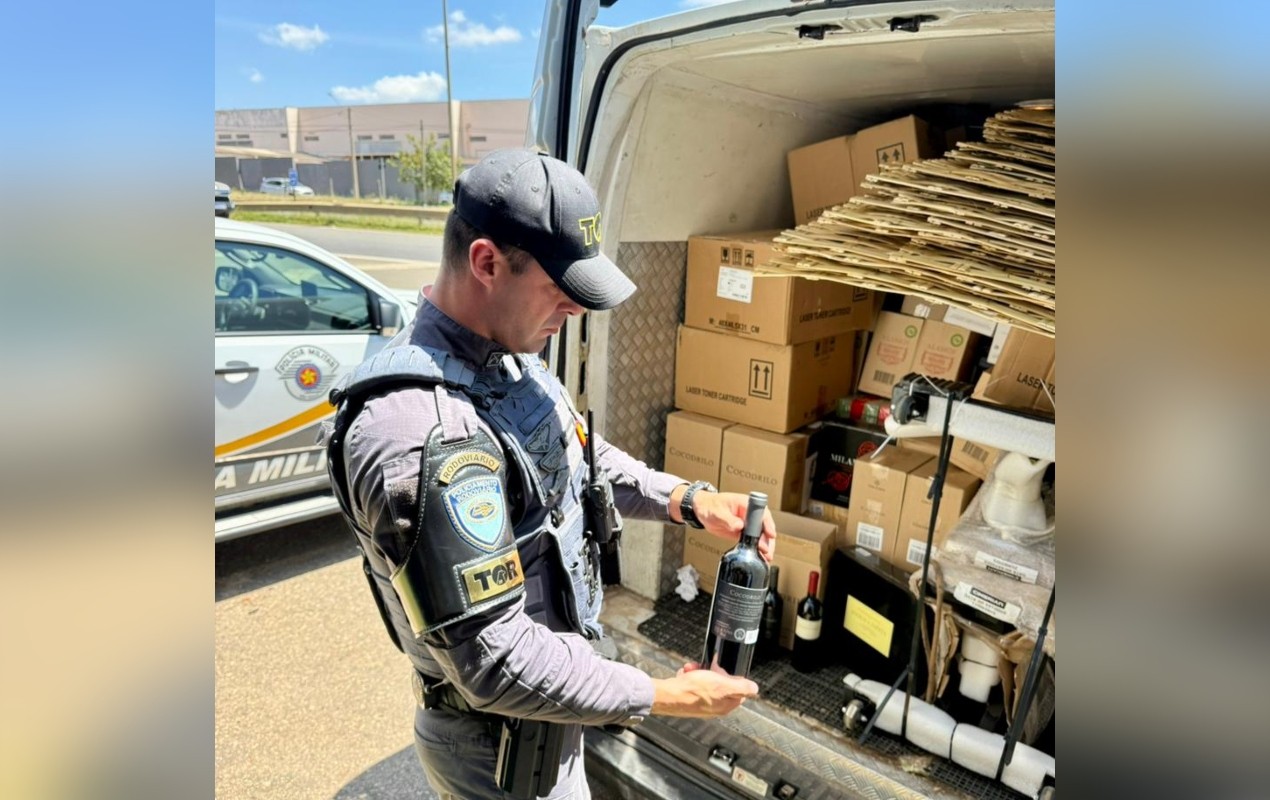 Polícia Rodoviária apreende carga de vinhos importados avaliada em mais de R$ 300 mil no interior de SP