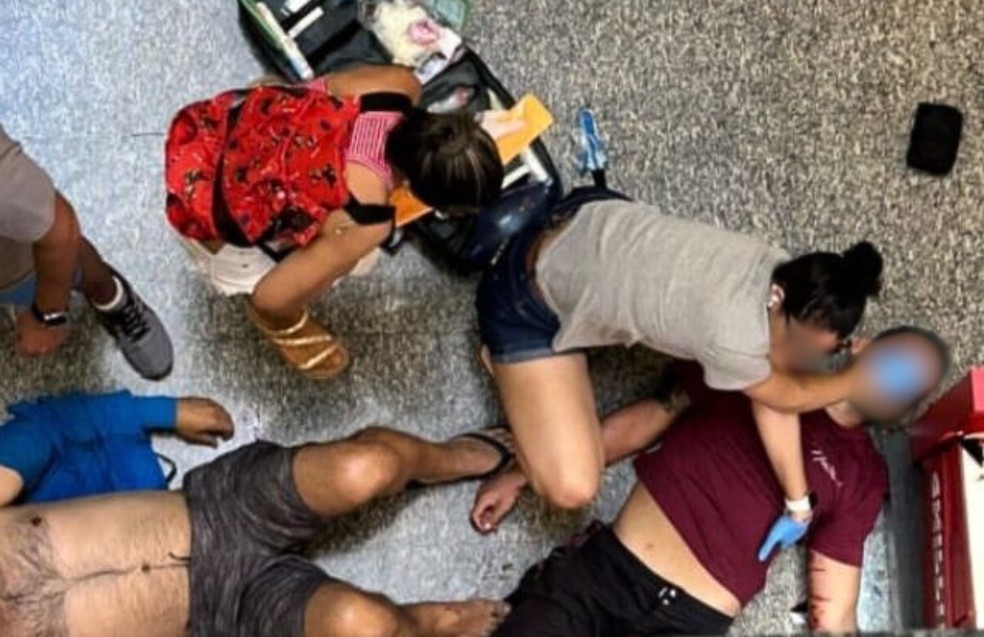 Homem (de vinho) se joga do primeiro andar de shopping e cai sobre outra pessoa em Santos (SP) — Foto: Reprodução