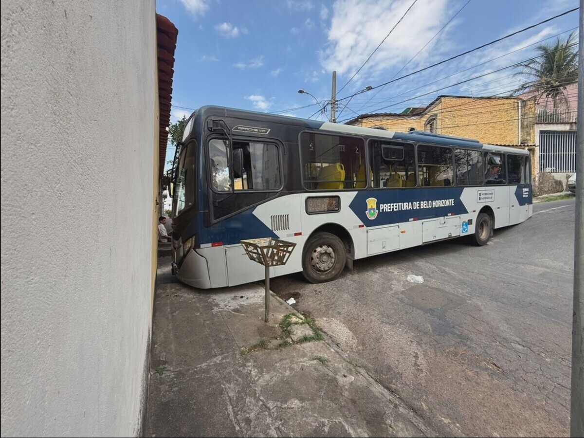 Ônibus preso ao asfalto bloqueia via no Sagrada Família, na região Leste de BH