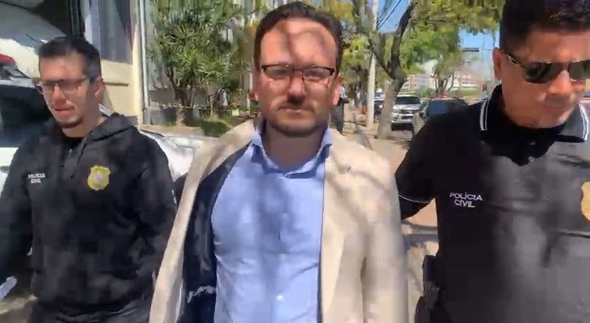 Mais uma mulher procura a Polícia Civil após prisão de professor de Direito suspeito de crimes sexuais no RS; total chega a 13
