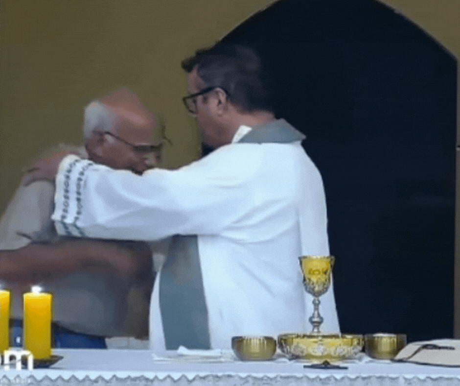 VÍDEO: fiel surpreende padre ao abraçá-lo durante missa após saber da morte do neto em SC