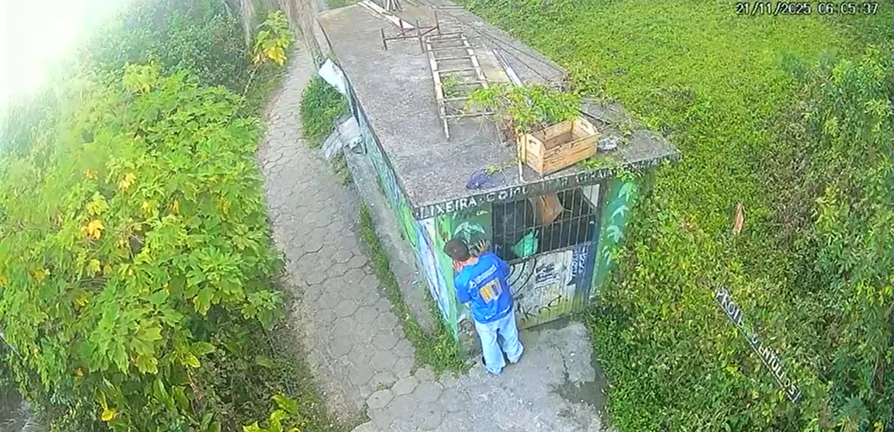 Câmera flagra homem preso por matar mulher em trilha de Florianópolis circulando no local antes do crime