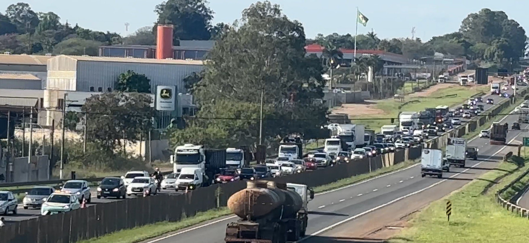 Acidentes na Rodovia do Açúcar bloqueiam pista e geram lentidão no trânsito em Piracicaba 