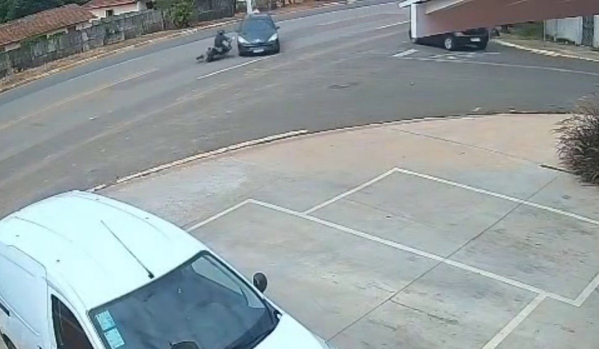 VÍDEO: motociclista morre após bater contra lateral de carro em rodovia de Rio das Pedras