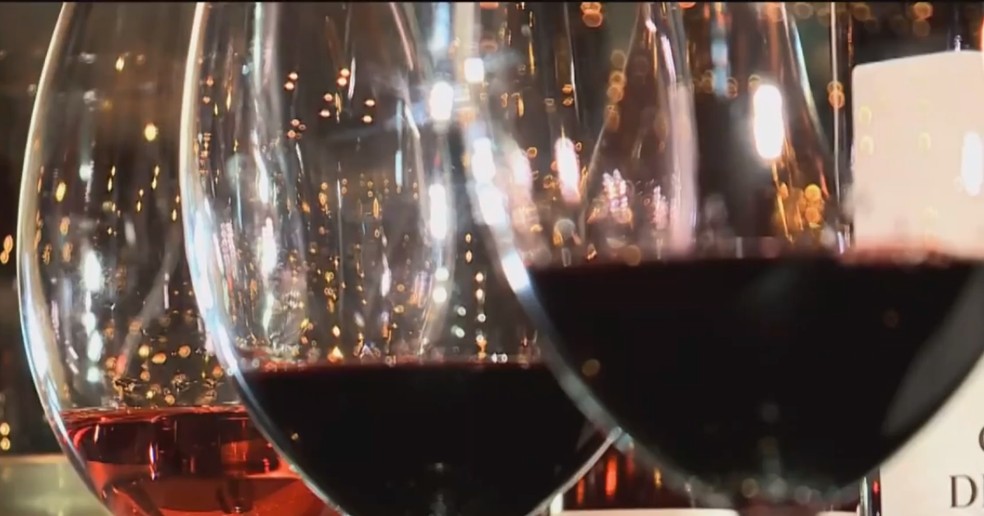 Diferentes vinhos produzidos pela vinícola com fazenda em Uberaba. — Foto: TV Integração/Reprodução