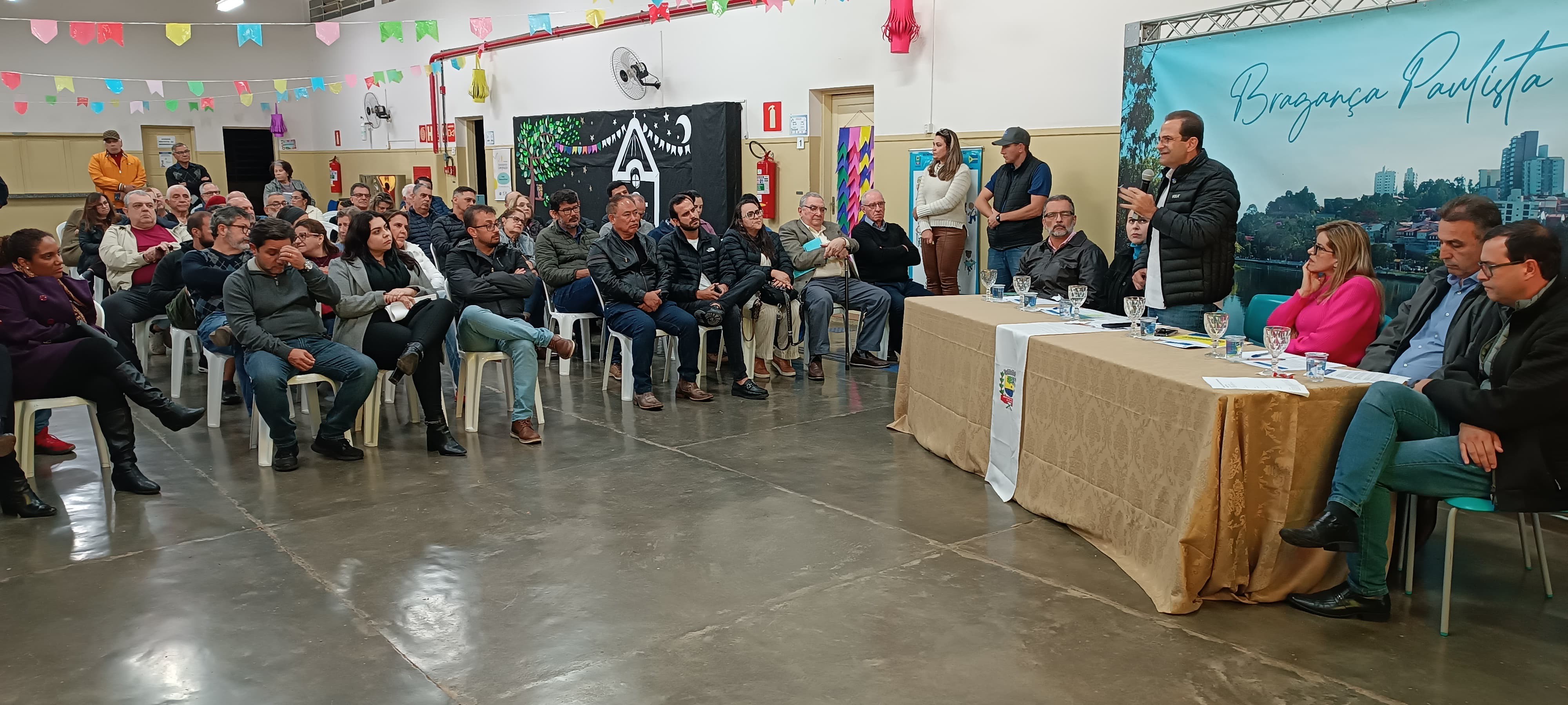 Lago do Orfeu: reunião comunitária esclarece população sobre projeto