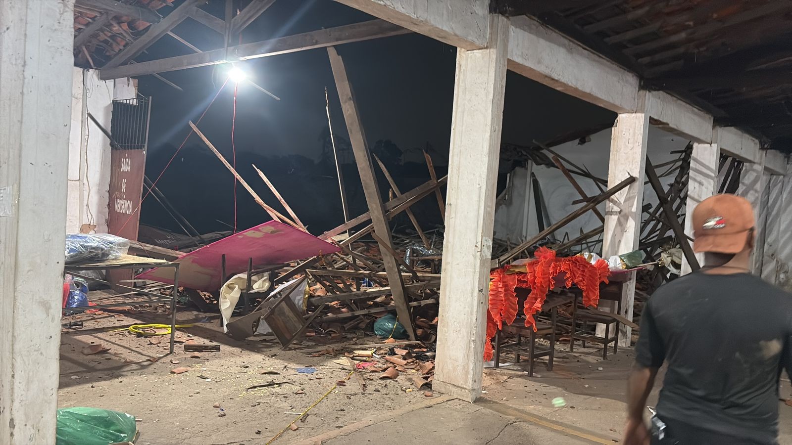 VÍDEO: Parte do teto do barracão da escola de samba Mocidade da Ilha, em São Luís, desaba e deixa feridos 