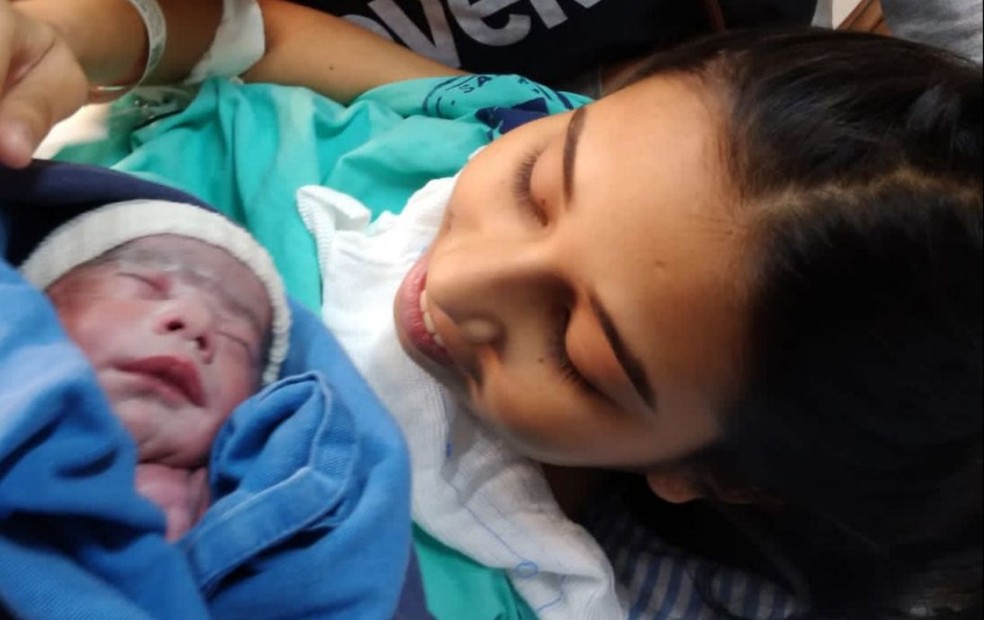 Milena Vitória Lira Barreto com a filha no dia do nascimento — Foto: Arquivo Pessoal
