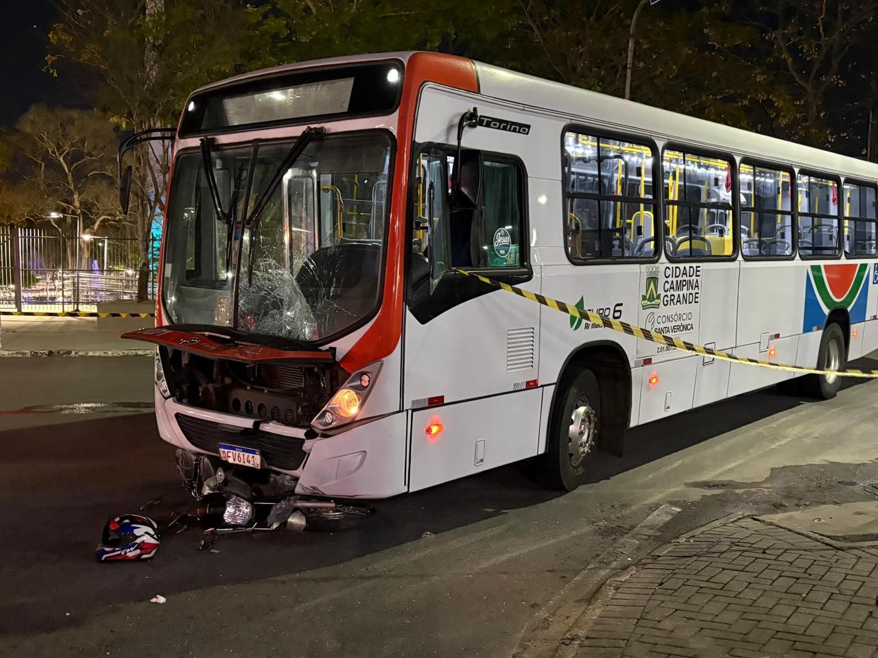 Jovem morre em grave acidente entre moto e ônibus após sair do trabalho, em Campina Grande