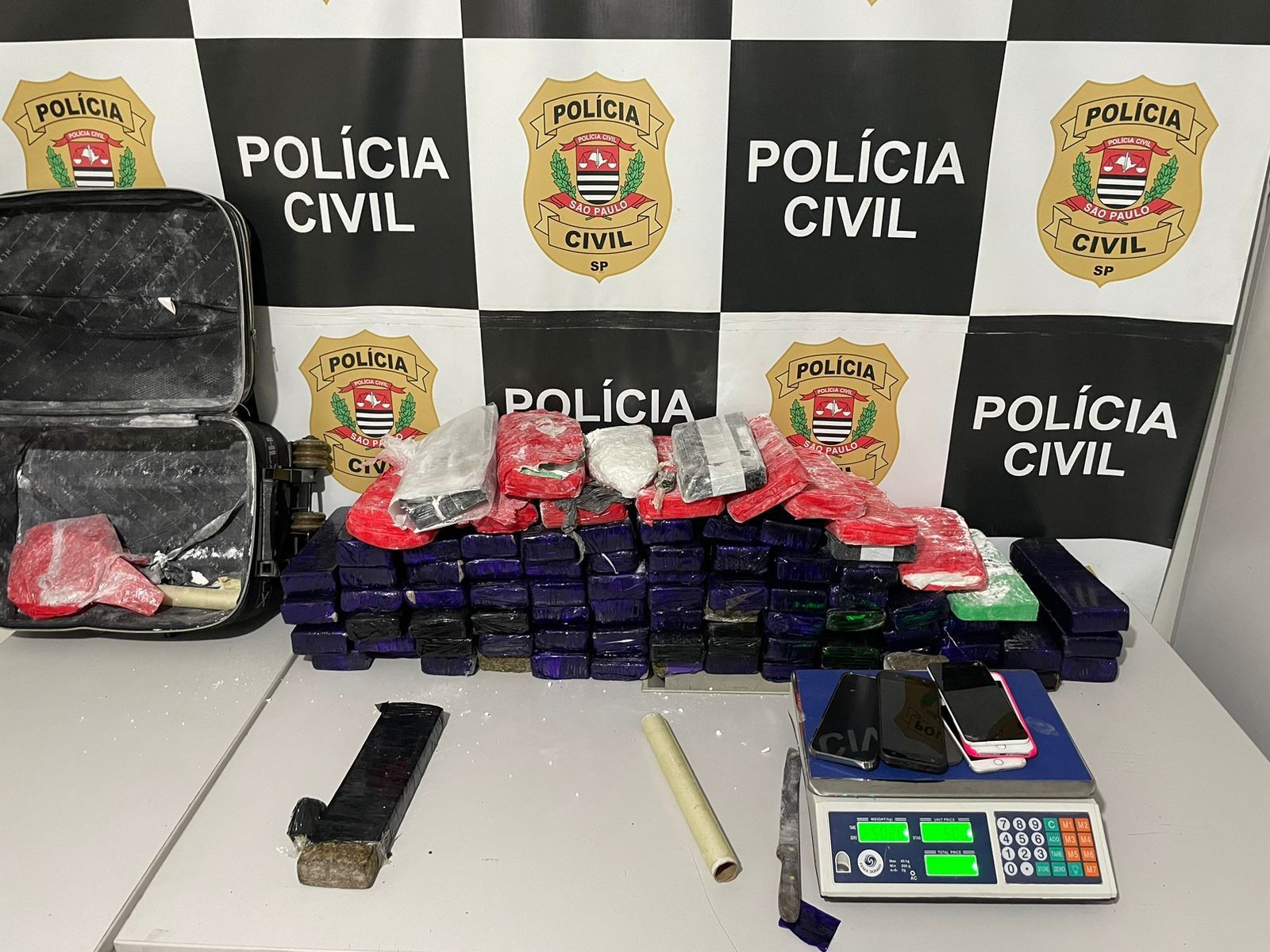 Operação contra o tráfico de drogas prende trio em Salto 