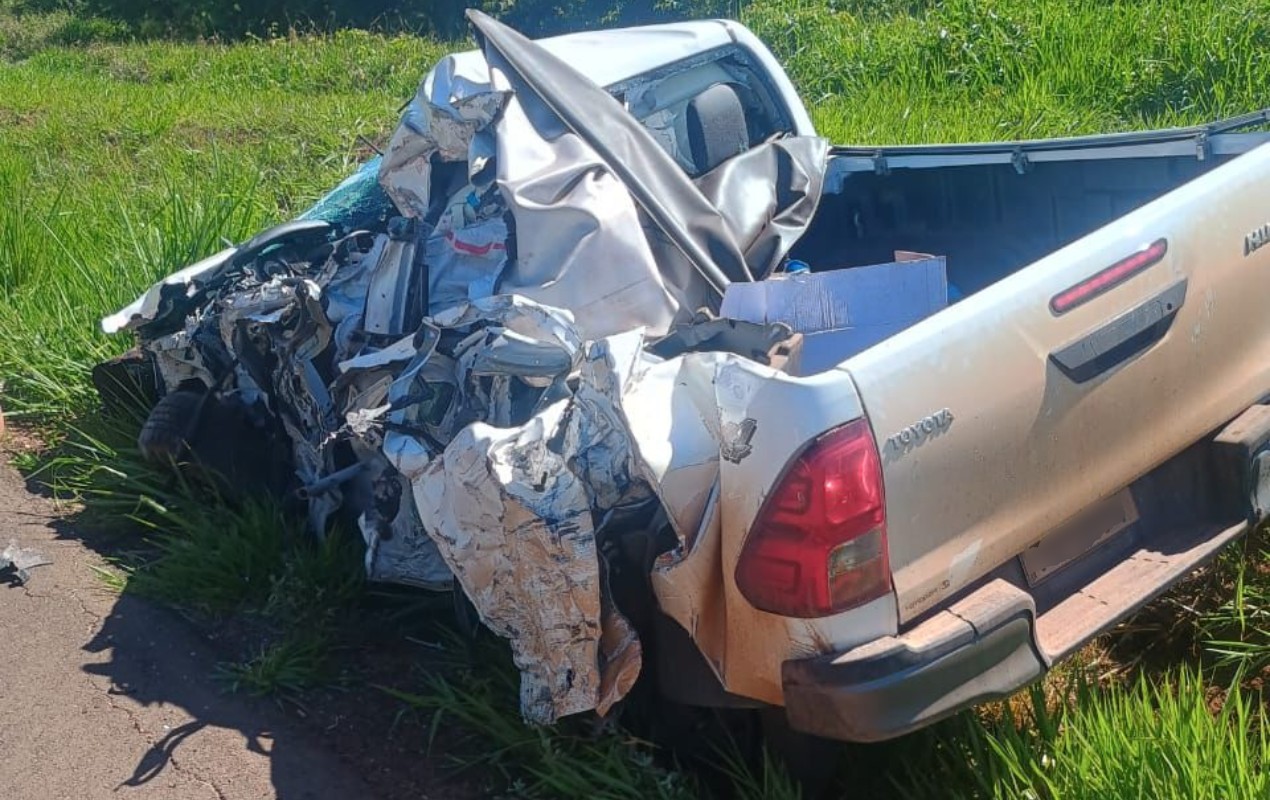 Motorista de caminhonete morre após batida com carreta na SP-321 entre Bauru e Iacanga