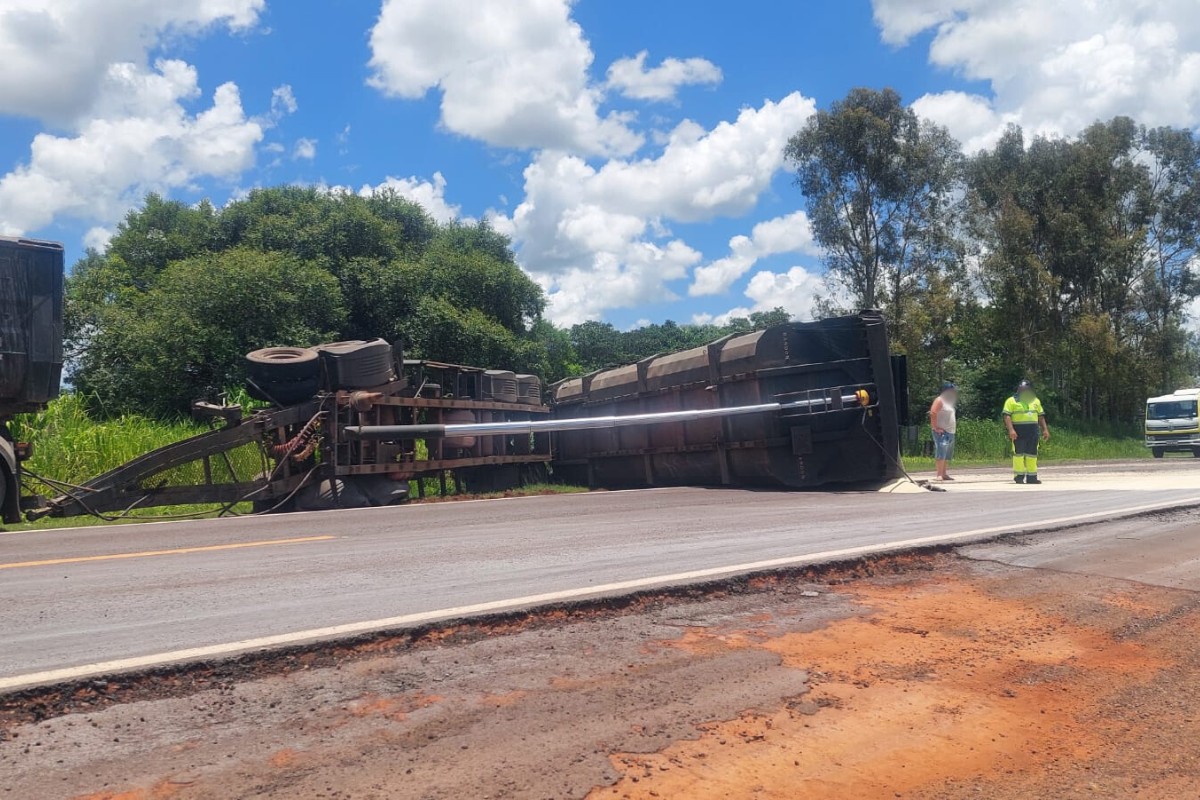 Carreta carregada com açúcar tomba e interdita trecho de rodovia em Dracena