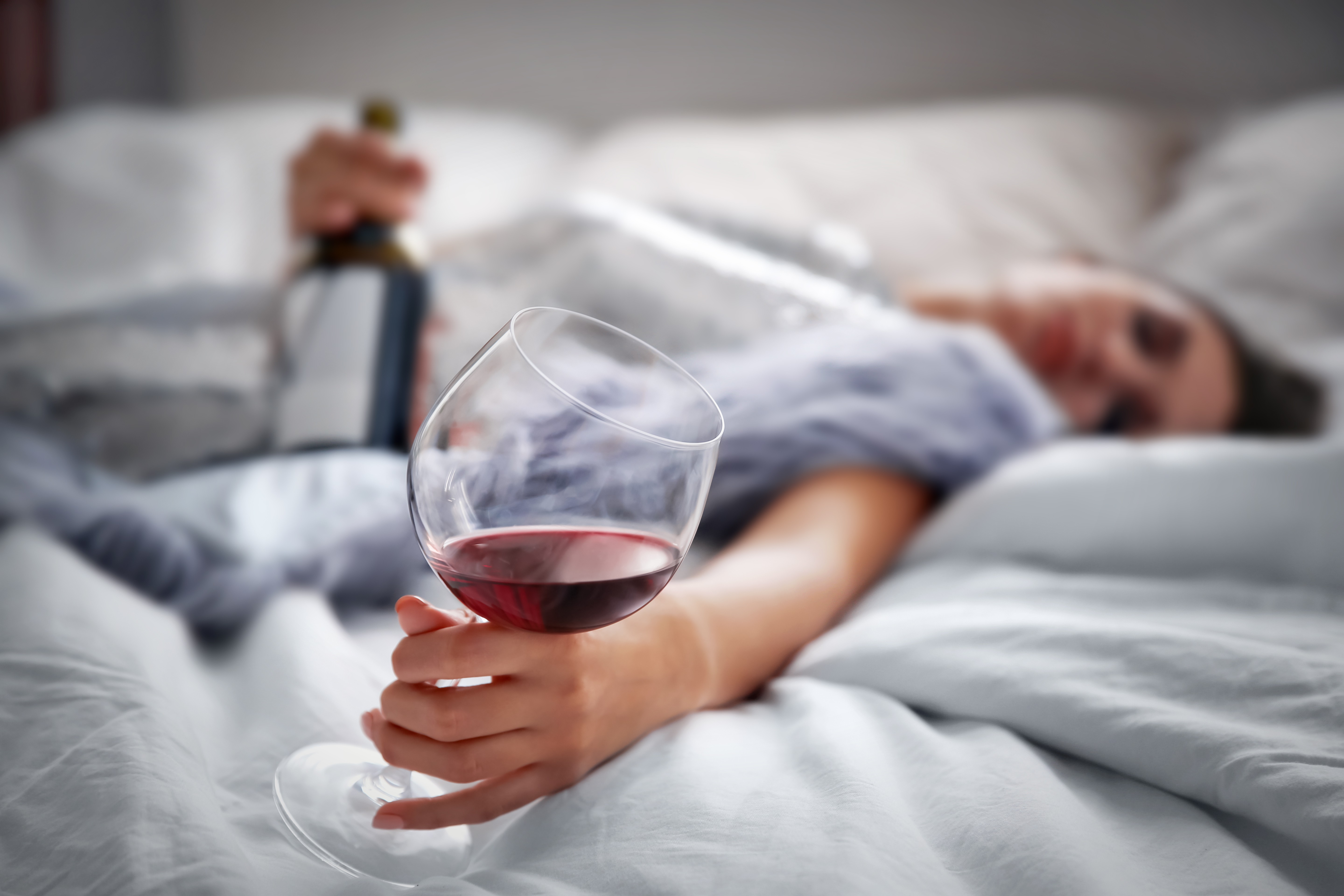 Álcool pode até ajudar a adormecer, mas piora qualidade do sono, aponta estudo