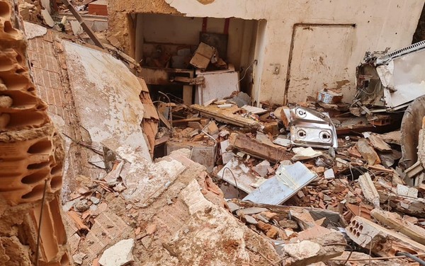 Explosão derruba casa e deixa três moradores feridos em Poços de Caldas — Foto: Corpo de Bombeiros