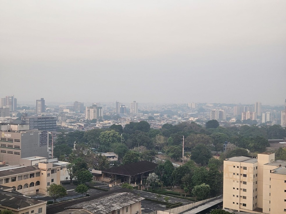Vista do bairro Adrianópolis mostra prédios e horizonte encobertos por densa camada de fumaça em Manaus nesta quarta-feira (23) Foto — Foto: Jackeline Lima/Rede Amazônica