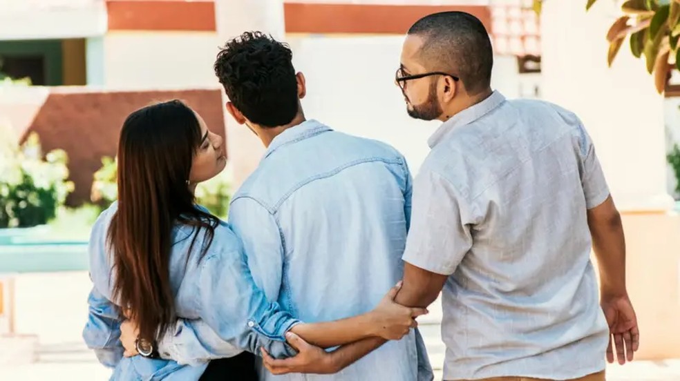 Os casos de gêmeos com pais diferentes são muito poucos porque diversos eventos raros precisam se combinar para levar à gestação — Foto: GETTY IMAGES via BBC