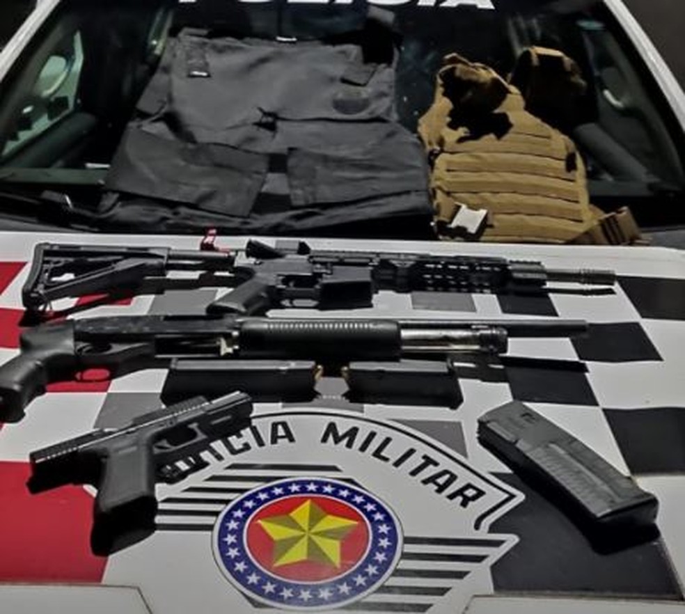 Armas que estavam com os criminosos foram apreendidas pela PM em Araras — Foto: Divulgação/PM