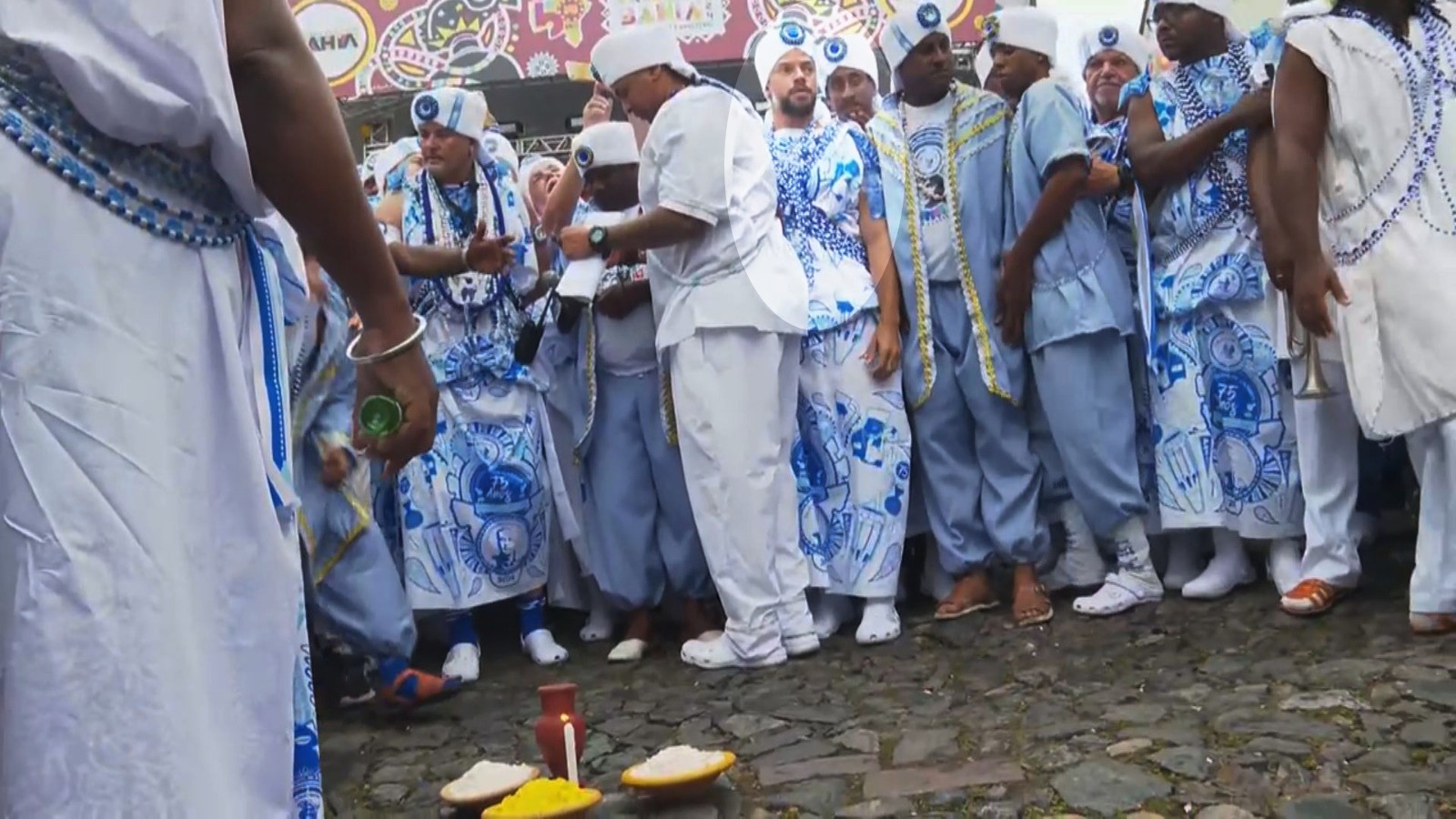 Humberto Carrão, Evaldo Macarrão e Paulo Lessa desfilam com Filhos de Gandhy, tradicional bloco afro do carnaval de Salvador