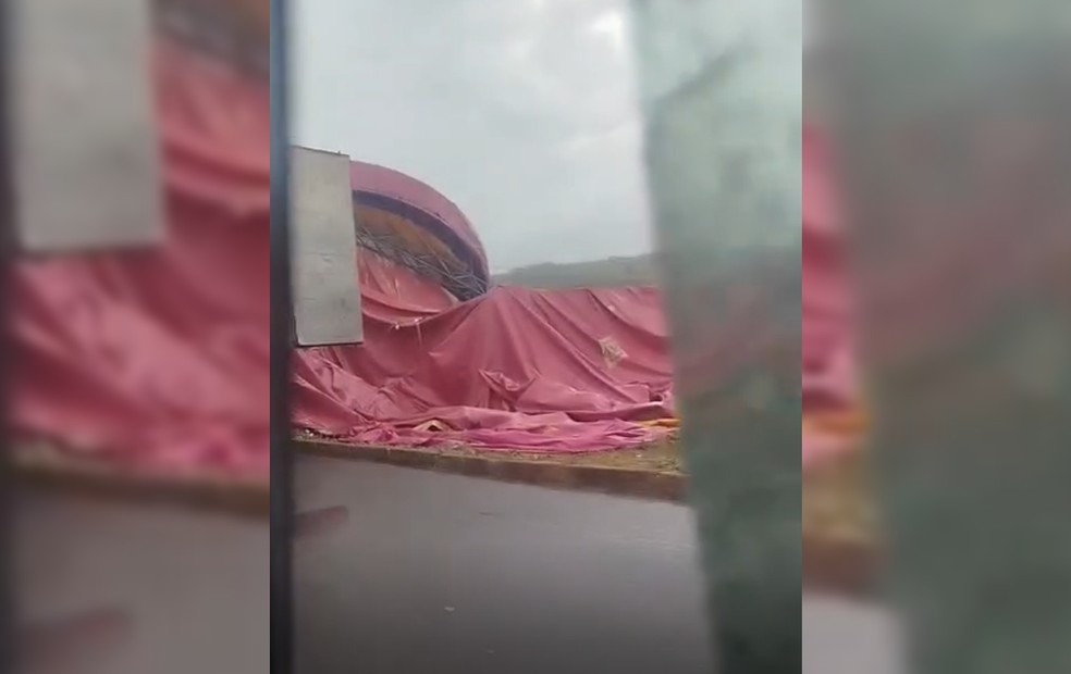 1 de 4
Um circo que estava instalado na Avenida Jo&atilde;o Ferreira, em G&aacute;lia (SP), desabou com a for&ccedil;a da chuva que caiu na cidade neste domingo (17) &mdash; Foto: Arquivo pessoal