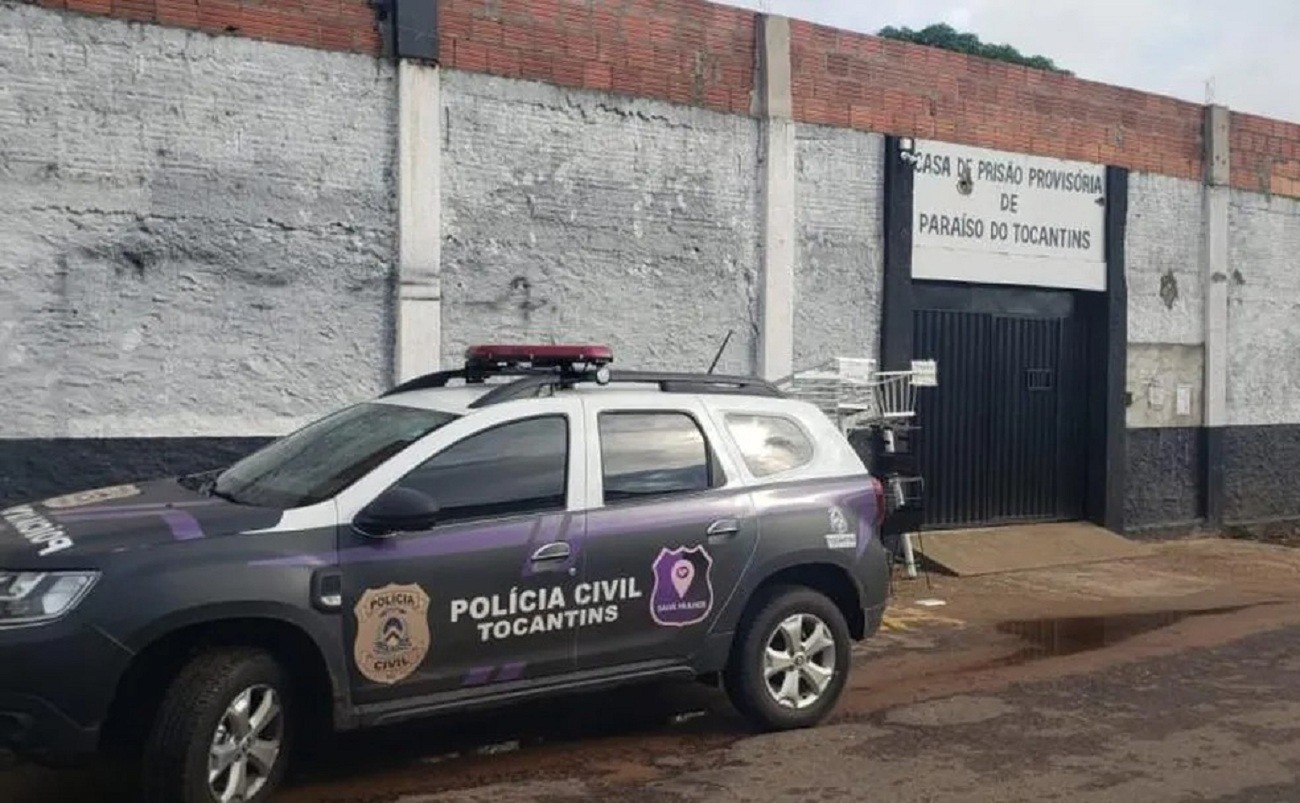 Mulher é presa em flagrante suspeita de tentar entrar com celular e cocaína em presídio