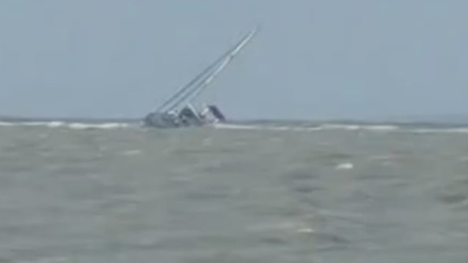 Veleiro naufraga na ilha dos Lençóis em Cururupu, no Maranhão; VÍDEO