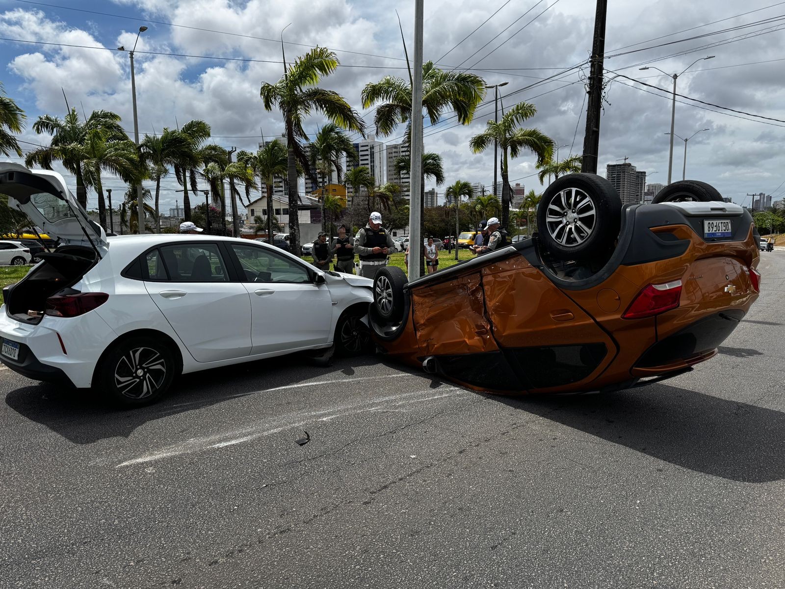 Carro capota após acidente na Zona Sul de Natal