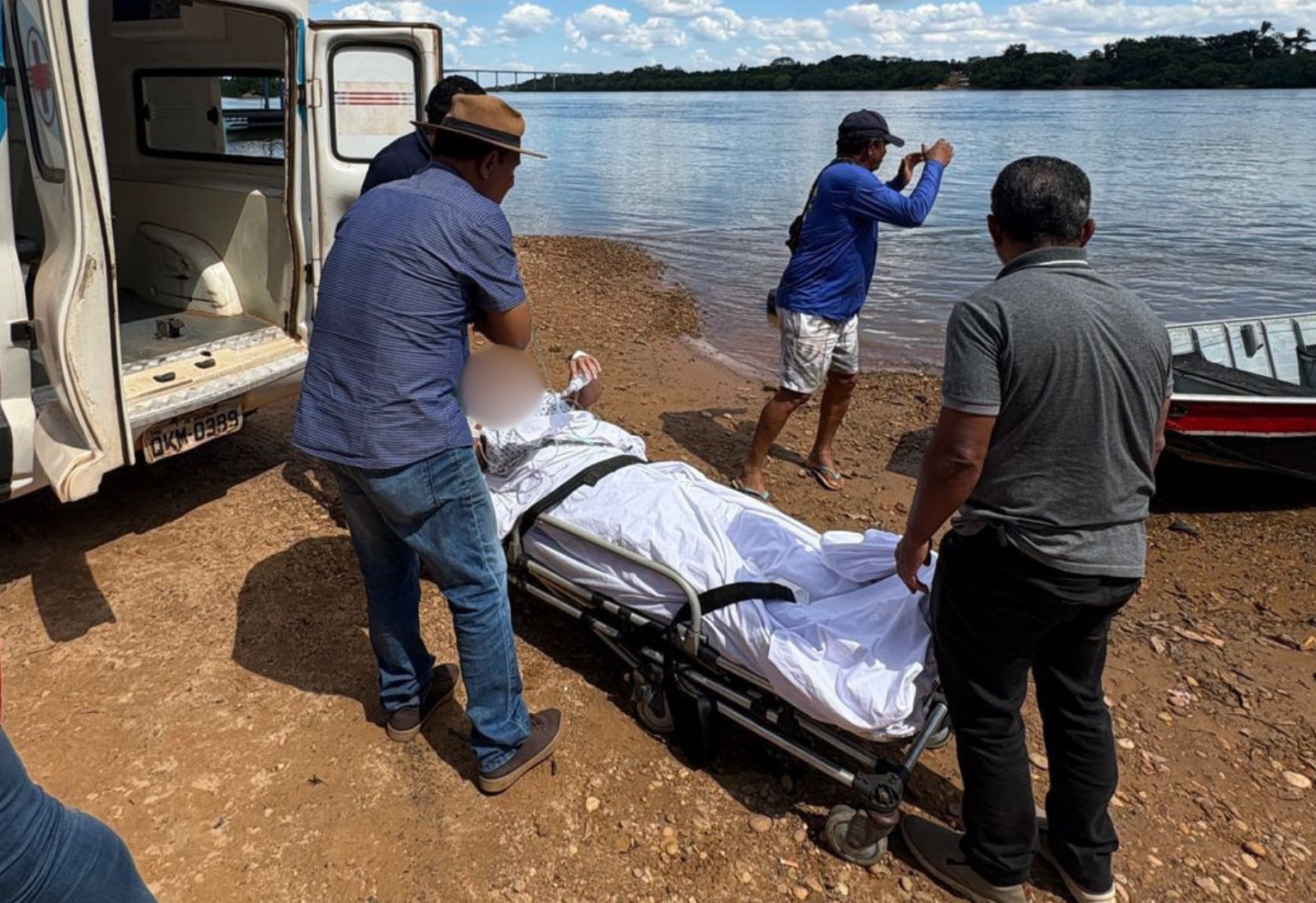 Paciente é transportado de maca em barco após interdição de ponte no Rio Tocantins; VÍDEO